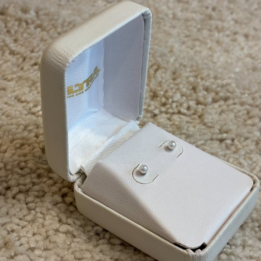 Ultra Freshwater Pearl with 14K Yellow Gold Locking Back 4mm in White Hard Box - Picture 3 of 13